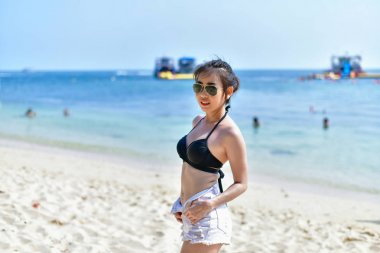 Plaj oynayan bir mayo giyen güzel kadın.