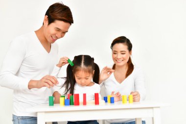 Ebeveynlerin ev ödevi yapmak için çocuk eğitimi.