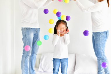 Ebeveynler ve çocuklar mutlu top oynarken.