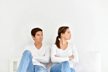 Bir çift aşık yatak odasında bir şey hakkında üzgün..