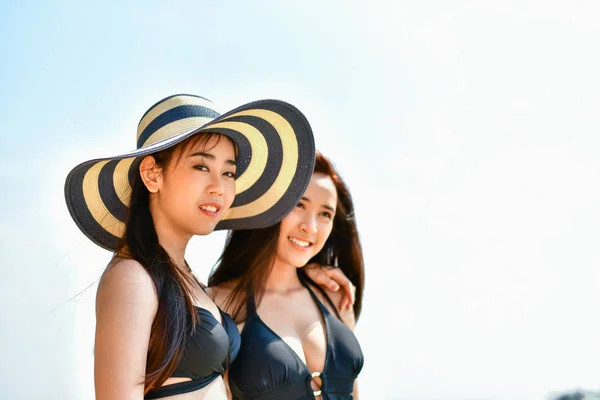 Piękne kobiety na sobie strój kąpielowy, grając w plaży. — Zdjęcie stockowe