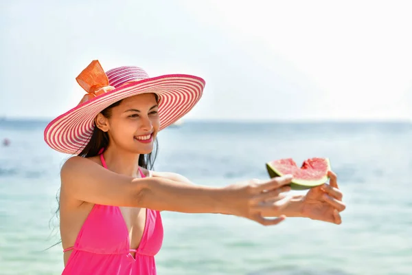 Красива дівчина в купальнику їсть пляж кавуна . — стокове фото
