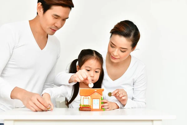 Los padres están enseñando a los niños a ahorrar dinero . — Foto de Stock