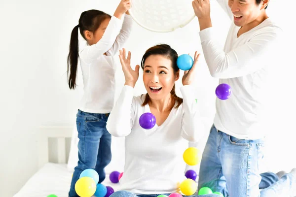 Les parents et les enfants jouent au ballon heureux . — Photo