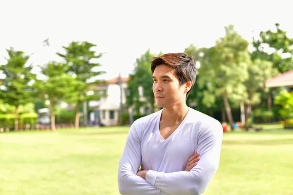 Un bon jeune homme qui fait des activités dans le parc . — Photo