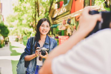 Güzel kızlar ülkede seyahat.