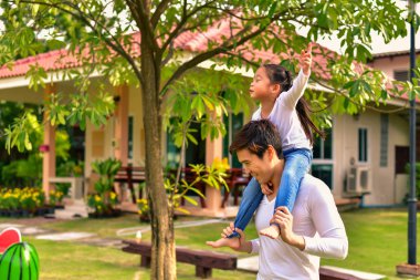 Anne ve kızı parkta yürüyüşe.