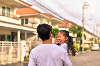 Anne ve kızı parkta yürüyüşe.