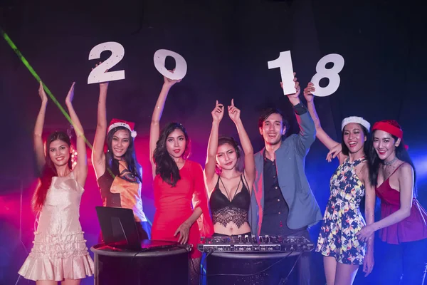 Gli adolescenti stanno festeggiando alla festa notturna . — Foto Stock