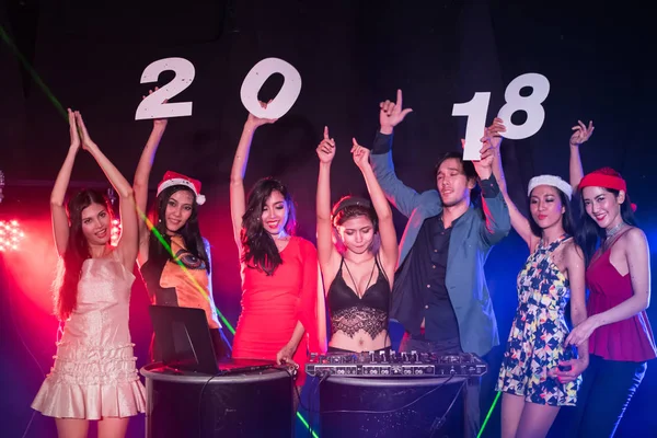 Los adolescentes están celebrando en la fiesta nocturna . — Foto de Stock