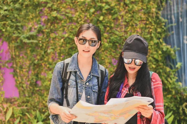 Tourists are taking photos in the city. — Stock Photo, Image