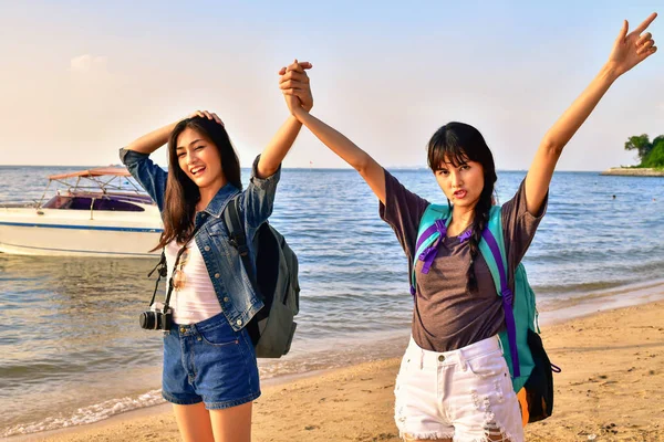 Güzel kız sahilde mutlulukla yürüyor.