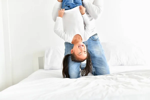 Giovani ragazze e genitori stanno mostrando amore in camera da letto . — Foto Stock