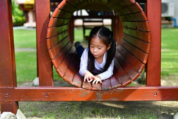 La ragazza sta giocando nel parco . — Foto Stock