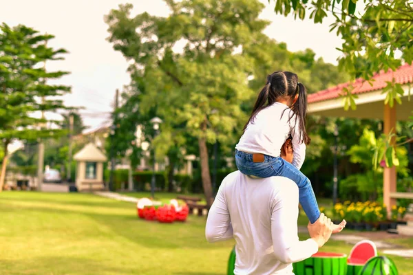 Genitori e figlie vanno a fare una passeggiata nel parco . — Foto Stock