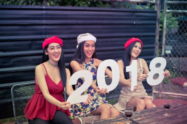 Gençlerin yeni yıl partisi kutluyoruz.