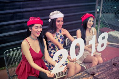 Gençlerin yeni yıl partisi kutluyoruz.