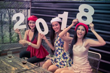 Gençlerin yeni yıl partisi kutluyoruz.