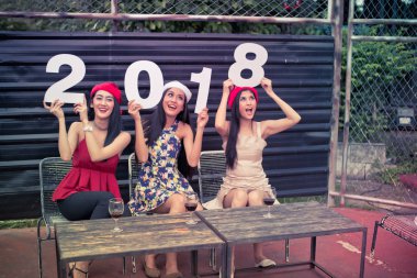 Gençlerin yeni yıl partisi kutluyoruz.