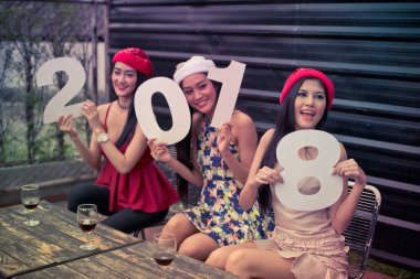 Gençlerin yeni yıl partisi kutluyoruz.