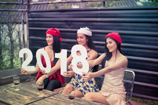 Los jóvenes están celebrando la fiesta de Año Nuevo . —  Fotos de Stock