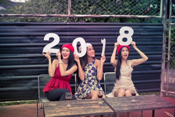 Los jóvenes están celebrando la fiesta de Año Nuevo . —  Fotos de Stock