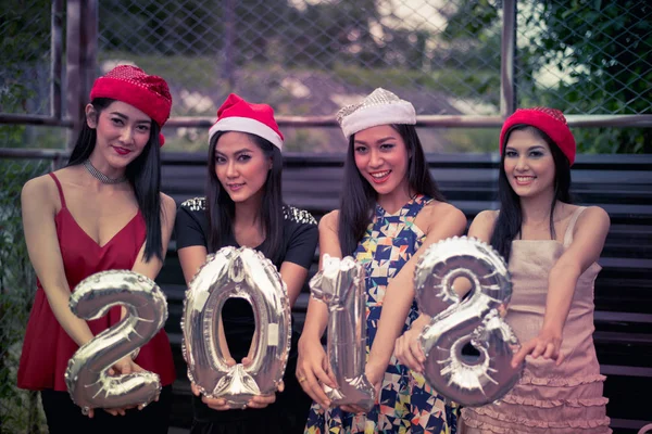 Os jovens estão comemorando a festa de Ano Novo . — Fotografia de Stock