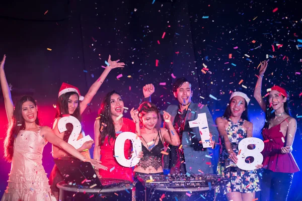 Los adolescentes están celebrando en la fiesta nocturna . — Foto de Stock