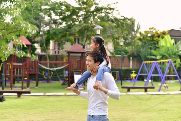 Genitori e figlie vanno a fare una passeggiata nel parco . — Foto Stock