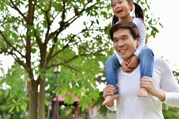 Pais e filhas vão dar um passeio no parque . — Fotografia de Stock