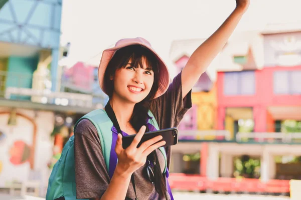 Meninas bonitas estão viajando no país . — Fotografia de Stock