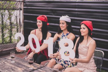 Gençlerin yeni yıl partisi kutluyoruz.