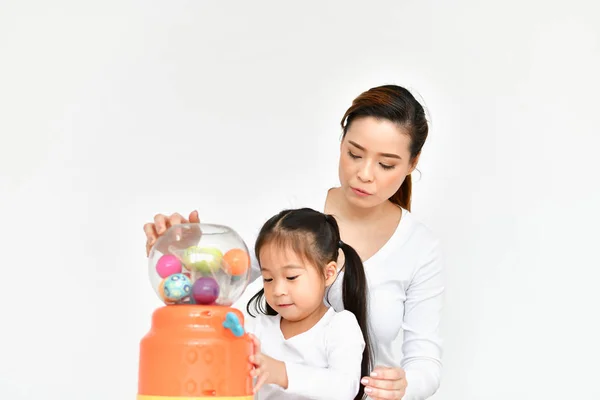 Petite fille jouant des jouets avec plaisir à la maison . — Photo