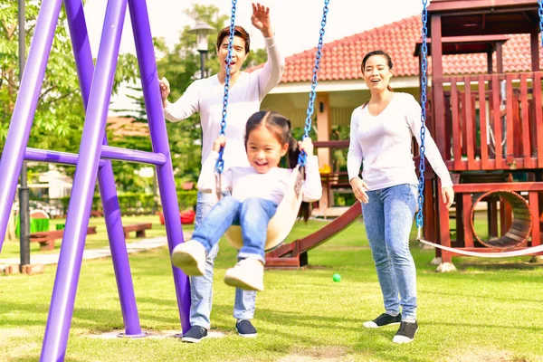 Im Park spielen Eltern mit dem Baby. — Stockfoto