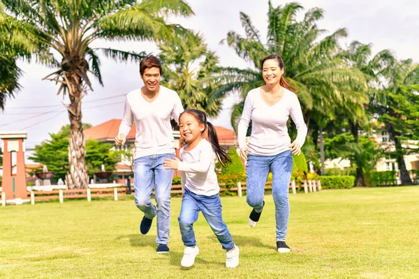 Padres e hijas van a dar un paseo por el parque . — Foto de Stock