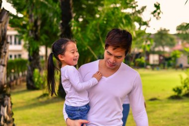 Anne ve kızı parkta yürüyüşe.