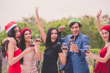 Gençlerin yeni yıl partisi kutluyoruz.