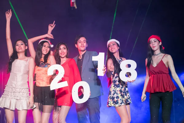 Adolescentes estão comemorando na festa da noite . — Fotografia de Stock