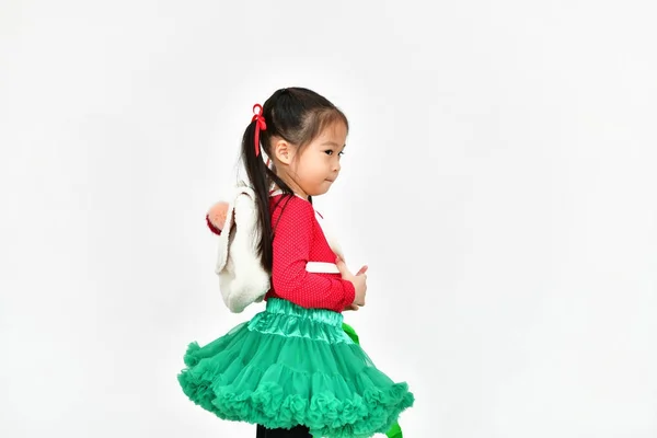 Meisje viert Kerstmis met rode Santa jurk. — Stockfoto