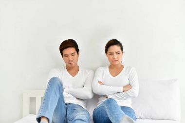 Bir çift aşık yatak odasında bir şey hakkında üzgün..