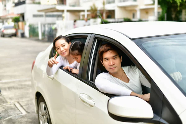 Rodzice i siostry są bezpieczną jazdę na bezpiecznej trasy. — Zdjęcie stockowe