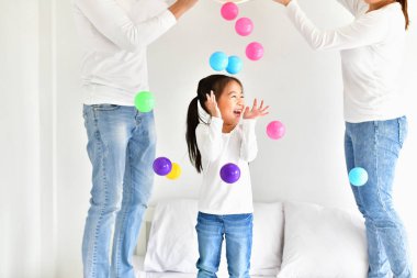 Ebeveynler ve çocuklar mutlu top oynarken.