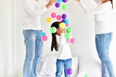 Ebeveynler ve çocuklar mutlu top oynarken.