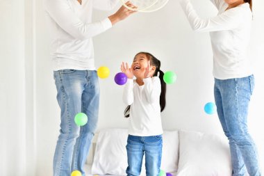 Ebeveynler ve çocuklar mutlu top oynarken.