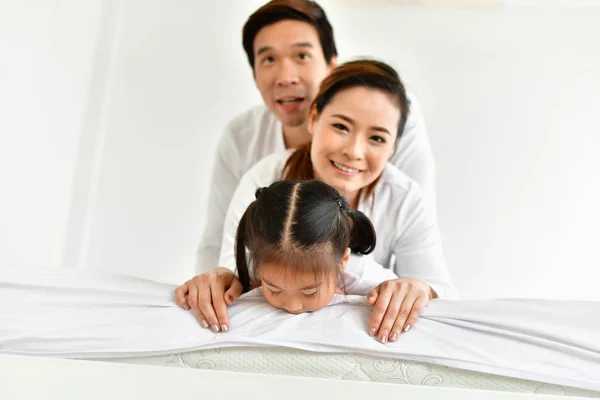 Padres e hijos expresan emociones en el hogar . — Foto de Stock