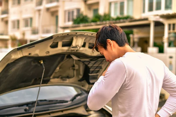 Asiáticos están viendo el coche está roto . — Foto de Stock