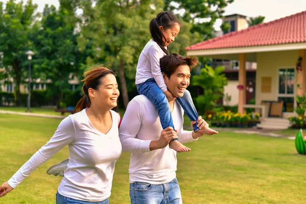 Ouders en dochters gaan voor een wandeling in het park. — Stockfoto