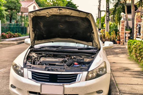 Asiáticos están viendo el coche está roto . — Foto de Stock