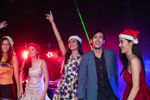 Los adolescentes están celebrando en la fiesta nocturna . — Foto de Stock