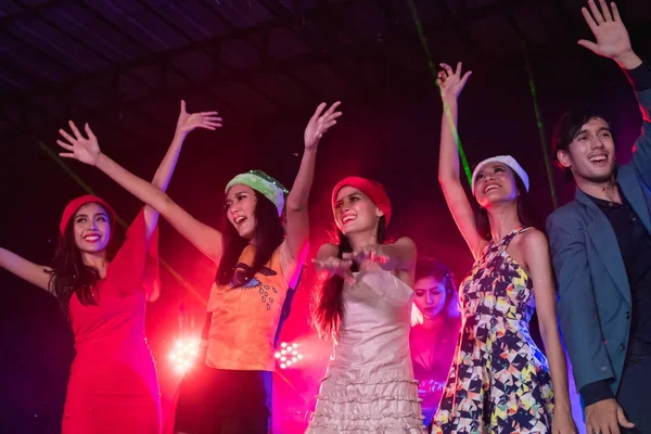 Los adolescentes están celebrando en la fiesta nocturna . — Foto de Stock